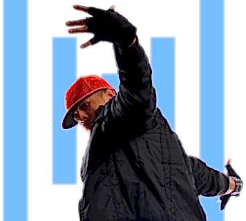 Танцор в красной кепке и черной куртке выполняет энергичный жест на фоне голубых полос.