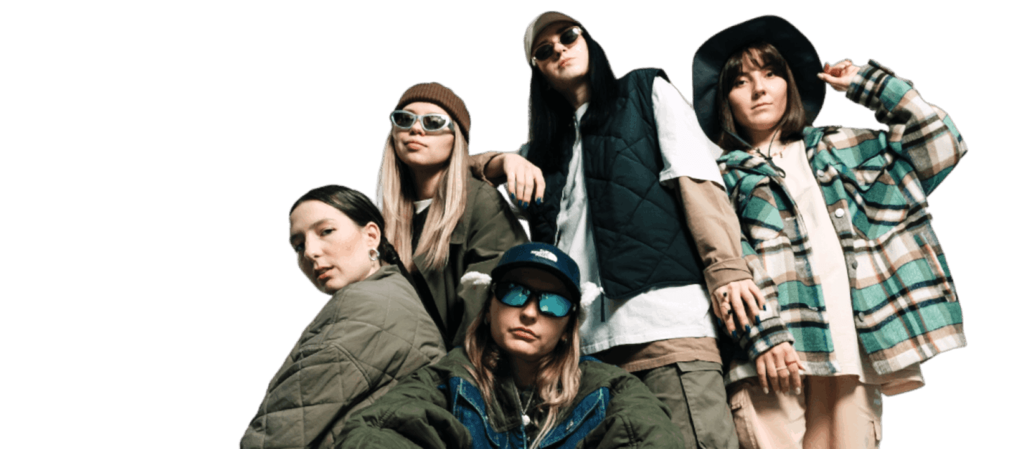 Молодёжная группа позирует в стильной одежде, включая куртки и кепки, на зеленом фоне.